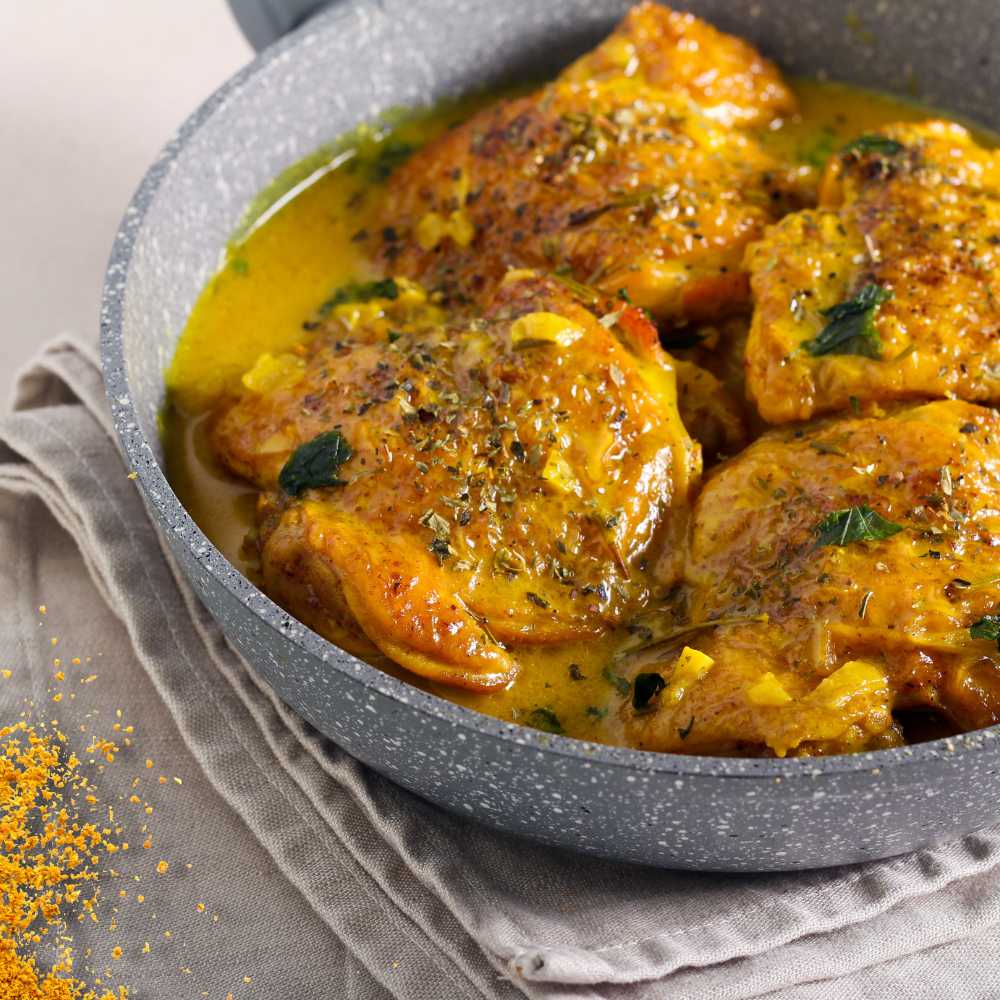 Découvrez nos succulentes cuisses de poulet au curry, un plat riche en saveurs pour une expérience culinaire inoubliable. 