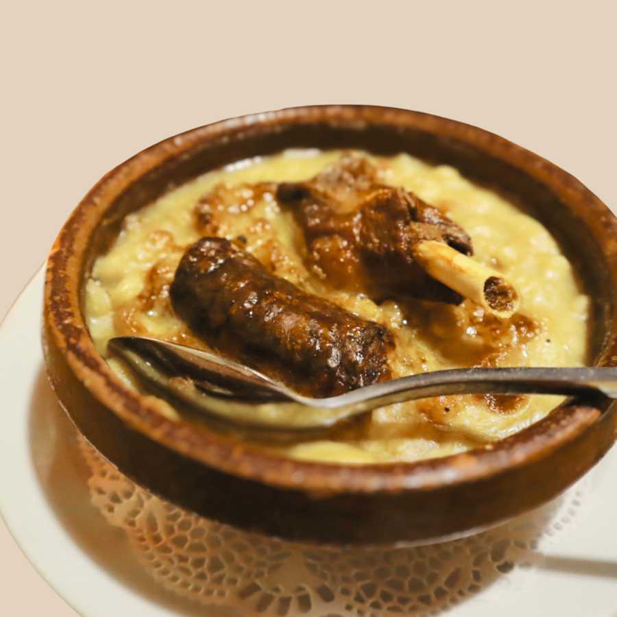 Plat traditionnel de l’Ariège, la Mounjetado a su réchauffer les tables et toucher les cœurs depuis des générations.