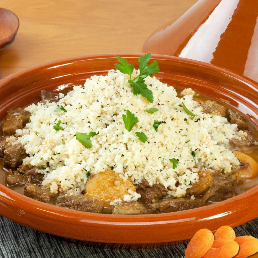 Le tajine d'agneau aux abricots un plat emblématique du Maroc à faire découvrir à vos papilles et celles de vos convives.
