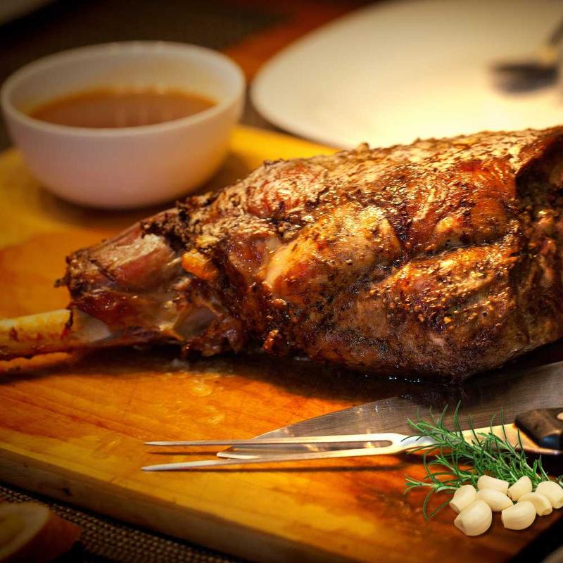 Gigot-d'agneau-rôti-à-l-ail-et-au-romarin
